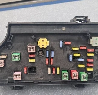 Caja de fusibles | 2010 CHRYSLER PT-CRUISER FUSE BOX ENGINE (ENGINE COMPARTMENT)